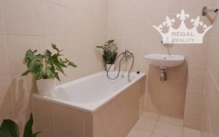 ZNÍŽANÁ CENA  - Krásny slnečný 2izbový byt v širšom centre Prievidze