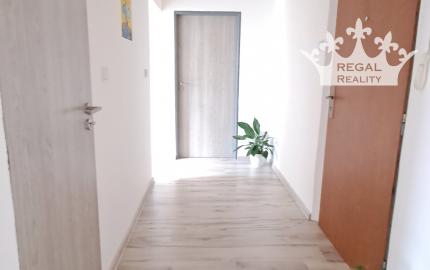 ZNÍŽANÁ CENA  - Krásny slnečný 2izbový byt v širšom centre Prievidze