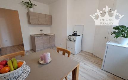 ZNÍŽANÁ CENA  - Krásny slnečný 2izbový byt v širšom centre Prievidze