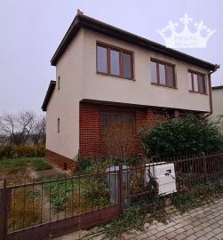 Rodinný dom v radovej zástavbe v Radošine