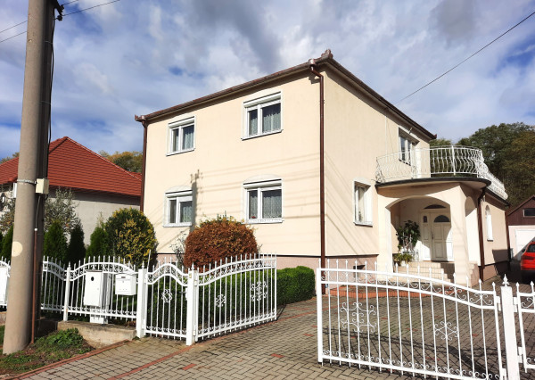 Výhradne: 5-izb. Dom, 1066 m2, Garáž,  Klátova Nová Ves