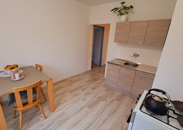 ZNÍŽANÁ CENA  - Krásny slnečný 2izbový byt v širšom centre Prievidze