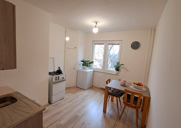 ZNÍŽANÁ CENA  - Krásny slnečný 2izbový byt v širšom centre Prievidze