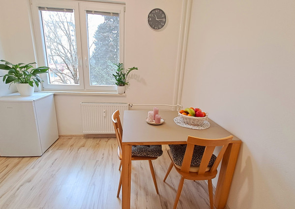 ZNÍŽANÁ CENA  - Krásny slnečný 2izbový byt v širšom centre Prievidze