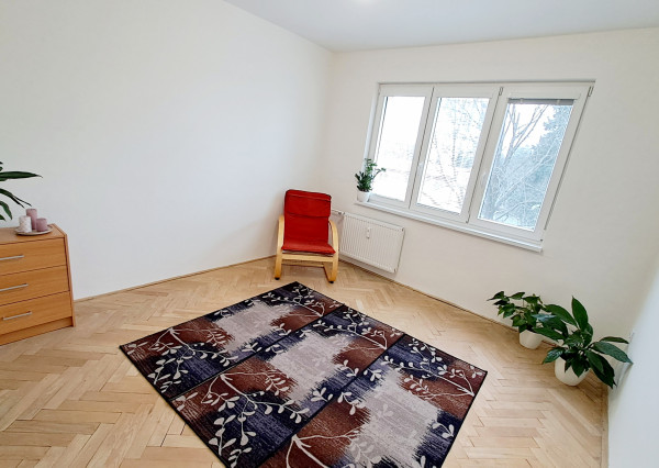 ZNÍŽANÁ CENA  - Krásny slnečný 2izbový byt v širšom centre Prievidze