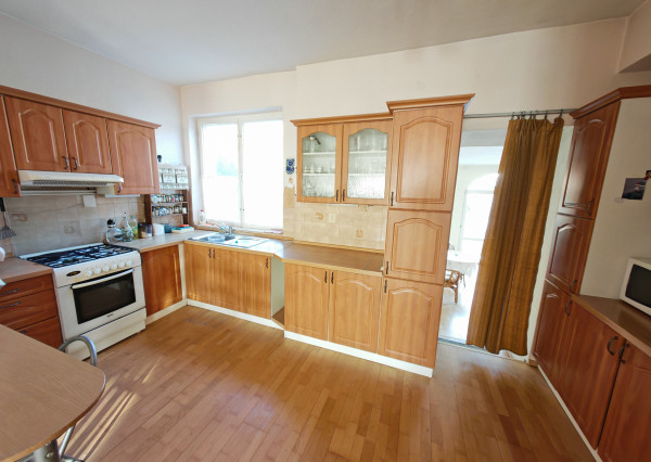 Výhradne: 5-izb. Dom, 1066 m2, Garáž,  Klátova Nová Ves