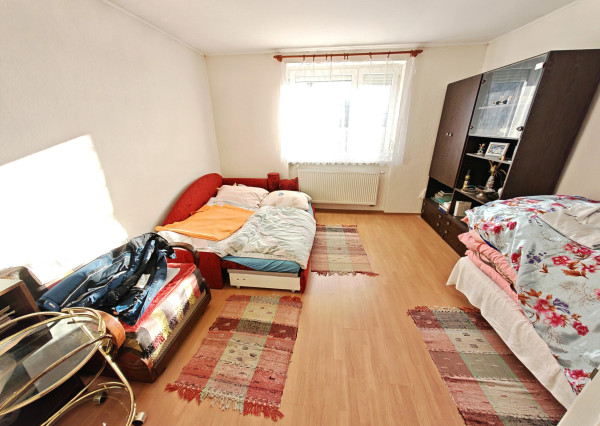 Výhradne: 5-izb. Dom, 1066 m2, Garáž,  Klátova Nová Ves