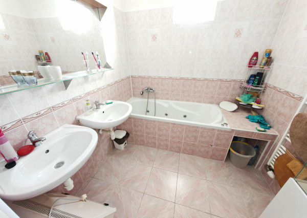 Výhradne: 5-izb. Dom, 1066 m2, Garáž,  Klátova Nová Ves