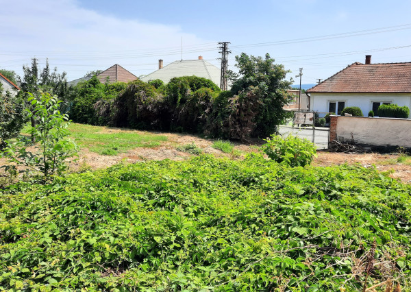 Výhradne: POZEMOK, 1016 m2, KRUŠOVCE, okr. Topoľčany