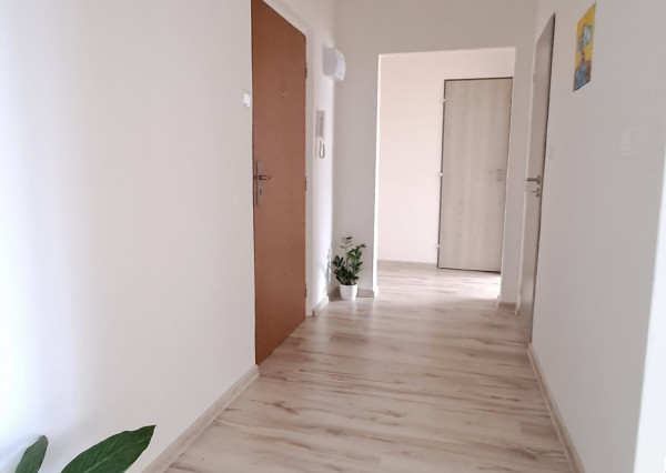 ZNÍŽANÁ CENA  - Krásny slnečný 2izbový byt v širšom centre Prievidze