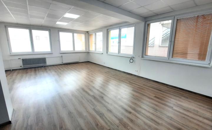 Polyfunkčná budova v centre – investičná príležitosť - fotografia 13